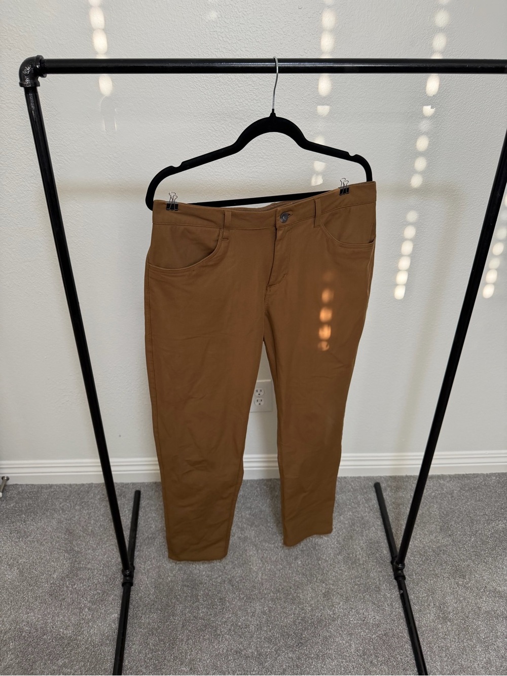 Vuori Men’s Chinos in Camel